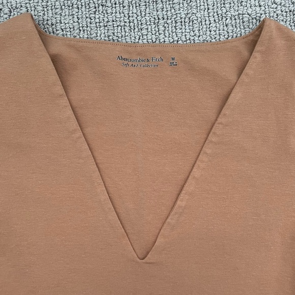 Abercrombie & Fitch Long-Sleeve Cotton Seamless Fabric V-Neck Crop Top - Picture 3 of 4